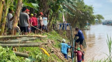 Warga Tegalrejo Swadaya Perbaiki Tanggul Kali Kuto yang Kritis. (foto:Rizal)