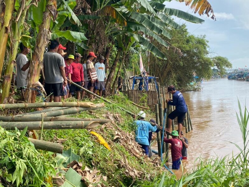 Warga Tegalrejo Swadaya Perbaiki Tanggul Kali Kuto yang Kritis. (foto:Rizal)