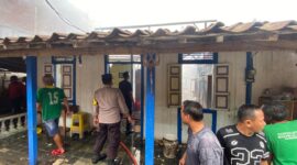 Diduga Korsleting Listrik, Rumah Warga di Kendal Ludes Terbakar Saat Ditinggal Pemilik. (foto:Rizal)