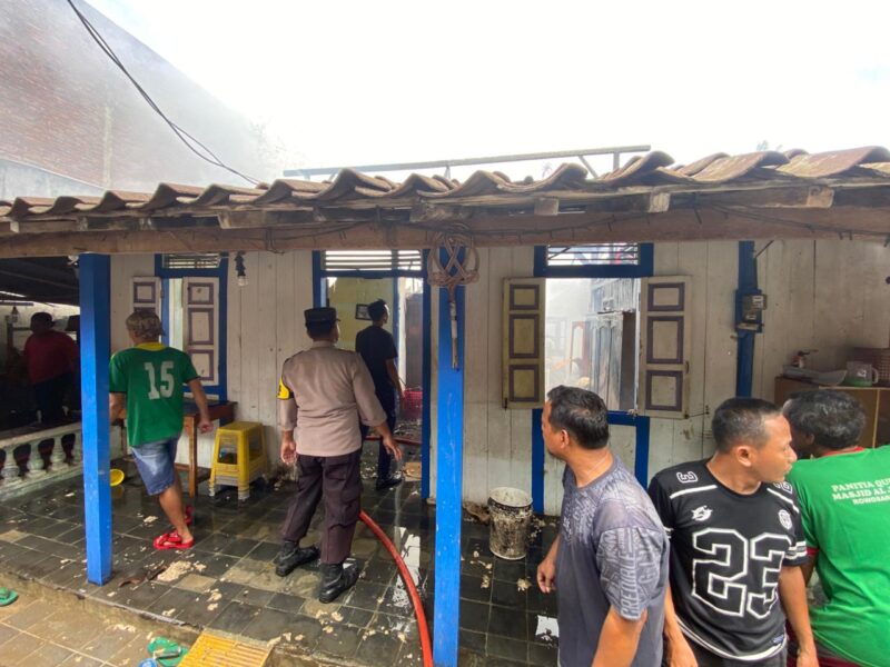 Diduga Korsleting Listrik, Rumah Warga di Kendal Ludes Terbakar Saat Ditinggal Pemilik. (foto:Rizal)