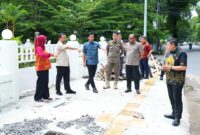 Gubernur Sulsel Andi Sudirman Sulaiman bersama Bupati Gowa Sitti Husniah Talenrang tinjau jalan Tun Abdul Razak. (ist)