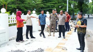 Gubernur Sulsel Andi Sudirman Sulaiman bersama Bupati Gowa Sitti Husniah Talenrang tinjau jalan Tun Abdul Razak. (ist)