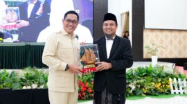 Gubernur Sulsel Andi Sudirman Sulaiman bersama Wakil Menteri Pertahanan Donny Ermawan, Makassar, Minggu (22/2). (ist)