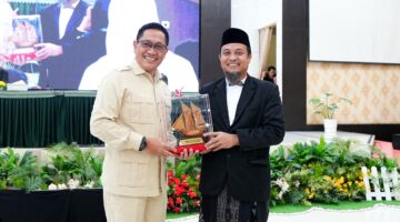 Gubernur Sulsel Andi Sudirman Sulaiman bersama Wakil Menteri Pertahanan Donny Ermawan, Makassar, Minggu (22/2). (ist)