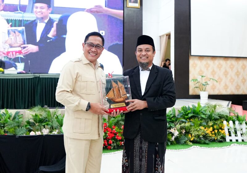 Gubernur Sulsel Andi Sudirman Sulaiman bersama Wakil Menteri Pertahanan Donny Ermawan, Makassar, Minggu (22/2). (ist)