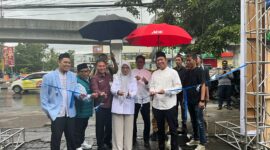 Pemotongan pita oleh Kepala Dinas Koperasi dan UKM Sulawesi Selatan, Andi Eka Prasetya sebagai tanda bahwa Andalan Ngabuburit resmi digelar, Makassar, Senin (23/2). (ist)