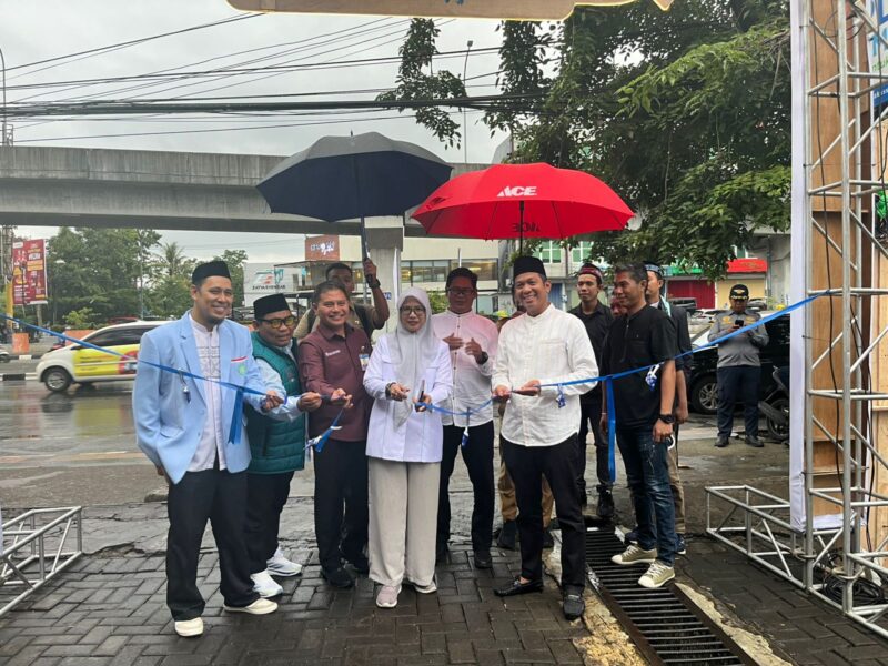 Pemotongan pita oleh Kepala Dinas Koperasi dan UKM Sulawesi Selatan, Andi Eka Prasetya sebagai tanda bahwa Andalan Ngabuburit resmi digelar, Makassar, Senin (23/2). (ist)