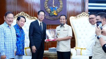Gubernur Sulawesi Selatan Andi Sudirman Sulaiman menerima kunjungan kehormatan Duta Besar Kerajaan Thailand untuk Indonesia, Prapan Disyatat, di Kantor Gubernur Sulawesi Selatan, Selasa (3/3/2026).