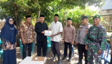 Pemerintah Provinsi Sulawesi Selatan melalui Dinas Sosial Sulsel menyalurkan bantuan kepada warga terdampak bencana angin puting beliung di Kelurahan Maradekaya, Kecamatan Pattallassang, Kabupaten Takalar, Kamis (5/3/2026).