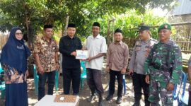 Pemerintah Provinsi Sulawesi Selatan melalui Dinas Sosial Sulsel menyalurkan bantuan kepada warga terdampak bencana angin puting beliung di Kelurahan Maradekaya, Kecamatan Pattallassang, Kabupaten Takalar, Kamis (5/3/2026).