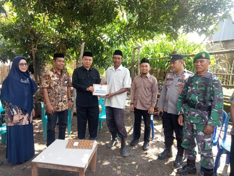 Pemerintah Provinsi Sulawesi Selatan melalui Dinas Sosial Sulsel menyalurkan bantuan kepada warga terdampak bencana angin puting beliung di Kelurahan Maradekaya, Kecamatan Pattallassang, Kabupaten Takalar, Kamis (5/3/2026).