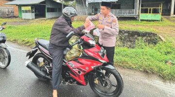 Polsek Kajuara Berbagi Takjil Kepada Pengendara Jelang Buka Puasa