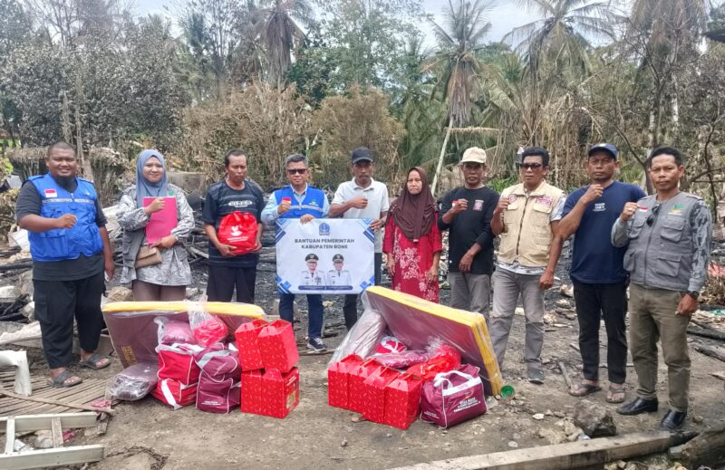 Pemerintah Kabupaten Bone melalui Dinas Sosial menunjukkan respon cepat dengan menyalurkan bantuan kepada korban kebakaran di Desa Manciri, Kecamatan Ajangale, Minggu (7/3/2026). 