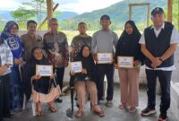 Penyerahan bantuan yang disalurkan merupakan perhatian dari Gubernur Sulawesi Selatan Andi Sudirman Sulaiman untuk empat rumah korban kebakaran di Desa Tanarigella, Kecamatan Bua, Kabupaten Luwu Minggu (8/3/2026).