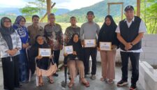 Penyerahan bantuan yang disalurkan merupakan perhatian dari Gubernur Sulawesi Selatan Andi Sudirman untuk empat rumah korban kebakaran di Desa Tanarigella, Kecamatan Bua, Kabupaten Luwu Minggu (8/3/2026).