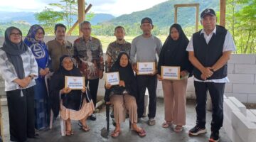 Penyerahan bantuan yang disalurkan merupakan perhatian dari Gubernur Sulawesi Selatan Andi Sudirman untuk empat rumah korban kebakaran di Desa Tanarigella, Kecamatan Bua, Kabupaten Luwu Minggu (8/3/2026).