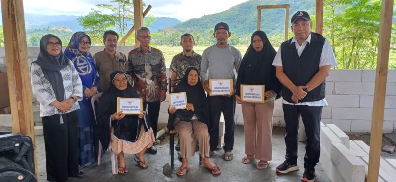 Penyerahan bantuan yang disalurkan merupakan perhatian dari Gubernur Sulawesi Selatan Andi Sudirman untuk empat rumah korban kebakaran di Desa Tanarigella, Kecamatan Bua, Kabupaten Luwu Minggu (8/3/2026).