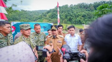 Gubernur Sulawesi Selatan saat menghadiri launching pembangunan 200 titik jembatan gantung Aramco dan Belly sebagai Perintis Garuda se-Indonesia yang dilaksanakan oleh TNI AD Salah satu lokasi pembangunan jembatan berada di Kabupaten Maros, tepatnya menghubungkan Desa Bonto Manurung dan Desa Bonto Matinggi, Kecamatan Tompobulu(9/3/2026).
