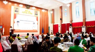 Gubernur Sulawesi Selatan, Andi Sudirman Sulaiman, saat menghadiri kegiatan buka puasa bersama lintas organisasi keagamaan dan ratusan anak yatim piatu di Aula Asta Cita, Rumah Jabatan Gubernur Sulsel, Minggu (8/3/2026).