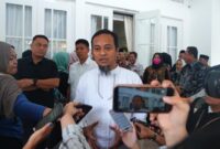 Gubernur Sulawesi Selatan Andi Sudirman Sulaiman memfasilitasi silaturahmi dan dialog antara para kepala daerah, tokoh masyarakat, serta mahasiswa dari wilayah Luwu Raya dengan Ketua Komisi II DPR RI, Muhammad Rifqinizamy Karsayuda.
Pertemuan tersebut berlangsung di Rumah Jabatan Gubernur Sulawesi Selatan, Kamis (12/3/2026)