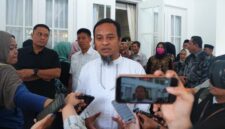 Gubernur Sulawesi Selatan Andi Sudirman Sulaiman memfasilitasi silaturahmi dan dialog antara para kepala daerah, tokoh masyarakat, serta mahasiswa dari wilayah Luwu Raya dengan Ketua Komisi II DPR RI, Muhammad Rifqinizamy Karsayuda.
Pertemuan tersebut berlangsung di Rumah Jabatan Gubernur Sulawesi Selatan, Kamis (12/3/2026)