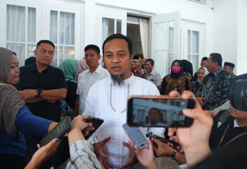 Gubernur Sulawesi Selatan Andi Sudirman Sulaiman memfasilitasi silaturahmi dan dialog antara para kepala daerah, tokoh masyarakat, serta mahasiswa dari wilayah Luwu Raya dengan Ketua Komisi II DPR RI, Muhammad Rifqinizamy Karsayuda.
Pertemuan tersebut berlangsung di Rumah Jabatan Gubernur Sulawesi Selatan, Kamis (12/3/2026)