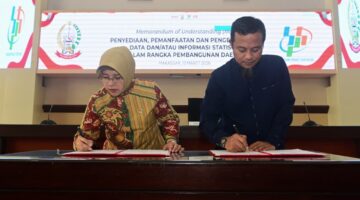 Gubernur Sulawesi Selatan, Andi Sudirman Sulaiman bersama Kepala Badan Pusat Statistik (BPS) RI, Amalia Adininggar Widyasanti menandatangani Memorandum of Understanding (MoU) berlangsung di Ruang Rapat Pimpinan Kantor Gubernur Sulawesi Selatan, Makassar, Jumat (13/3/2026).