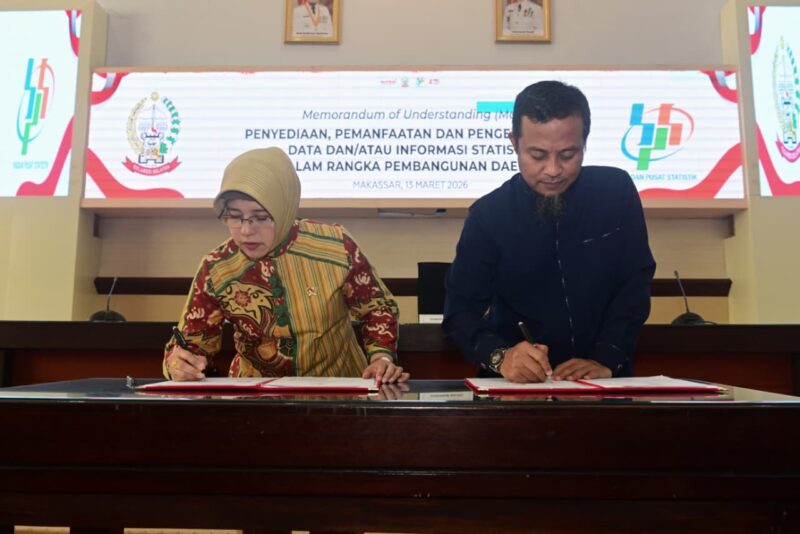 Gubernur Sulawesi Selatan, Andi Sudirman Sulaiman bersama Kepala Badan Pusat Statistik (BPS) RI, Amalia Adininggar Widyasanti menandatangani Memorandum of Understanding (MoU) berlangsung di Ruang Rapat Pimpinan Kantor Gubernur Sulawesi Selatan, Makassar, Jumat (13/3/2026).