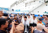 Gubernur Sulawesi Selatan,melepas peserta mudik Lebaran 2026 melalui jalur laut yang diselenggarakan oleh PT PLN (Persero) Unit Induk Sulselrabar di Pelabuhan Soekarno Hatta,Makassar-Minggu (15/3/2026).