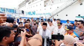 Gubernur Sulawesi Selatan,melepas peserta mudik Lebaran 2026 melalui jalur laut yang diselenggarakan oleh PT PLN (Persero) Unit Induk Sulselrabar di Pelabuhan Soekarno Hatta,Makassar-Minggu (15/3/2026).