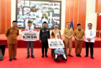 Gubernur Sulawesi Selatan,Andi Sudirman Sulaiman menyerahkan bantuan beasiswa bagi penyandang disabilitas kepada 3.400 peserta didik Sekolah Luar Biasa (SLB) se-Sulawesi Selatan. Penyerahan berlangsung di Aula Asta Cita, Rumah Jabatan Gubernur Sulsel, , Senin (16/3/2026).