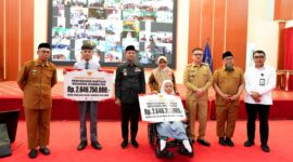 Gubernur Sulawesi Selatan,Andi Sudirman Sulaiman menyerahkan bantuan beasiswa bagi penyandang disabilitas kepada 3.400 peserta didik Sekolah Luar Biasa (SLB) se-Sulawesi Selatan. Penyerahan berlangsung di Aula Asta Cita, Rumah Jabatan Gubernur Sulsel, , Senin (16/3/2026).