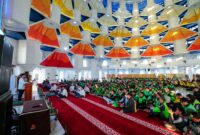 Gubernur Sulawesi Selatan Andi Sudirman Sulaiman,saat menghadiri kegiatan silaturahmi dan buka puasa bersama ribuan insan transportasi se-Sulawesi Selatan di , kawasan CPI, Kota Makassar, Minggu (15/3/2026).