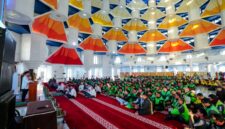 Gubernur Sulawesi Selatan Andi Sudirman Sulaiman,saat menghadiri kegiatan silaturahmi dan buka puasa bersama ribuan insan transportasi se-Sulawesi Selatan di , kawasan CPI, Kota Makassar, Minggu (15/3/2026).