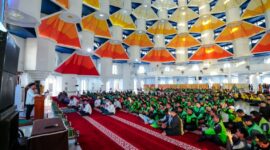 Gubernur Sulawesi Selatan Andi Sudirman Sulaiman,saat menghadiri kegiatan silaturahmi dan buka puasa bersama ribuan insan transportasi se-Sulawesi Selatan di , kawasan CPI, Kota Makassar, Minggu (15/3/2026).