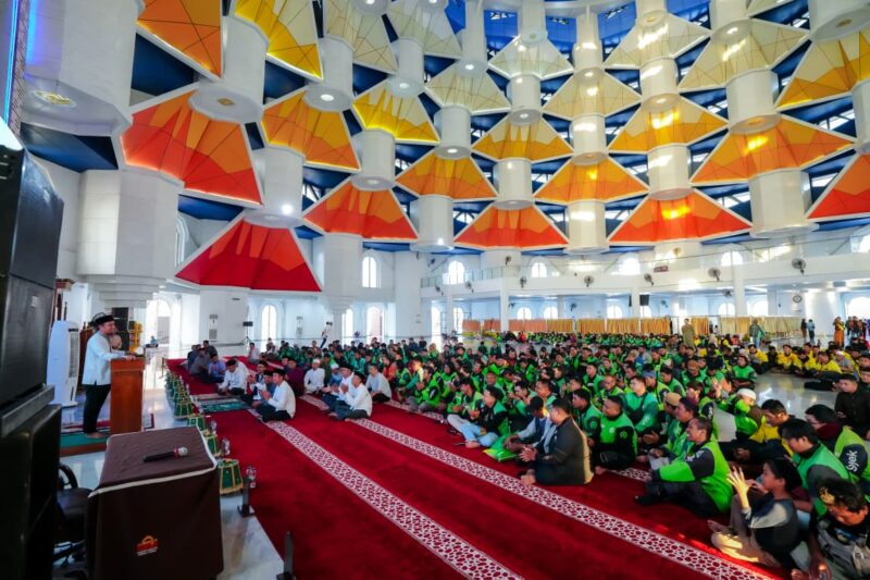 Gubernur Sulawesi Selatan Andi Sudirman Sulaiman,saat menghadiri kegiatan silaturahmi dan buka puasa bersama ribuan insan transportasi se-Sulawesi Selatan di , kawasan CPI, Kota Makassar, Minggu (15/3/2026).