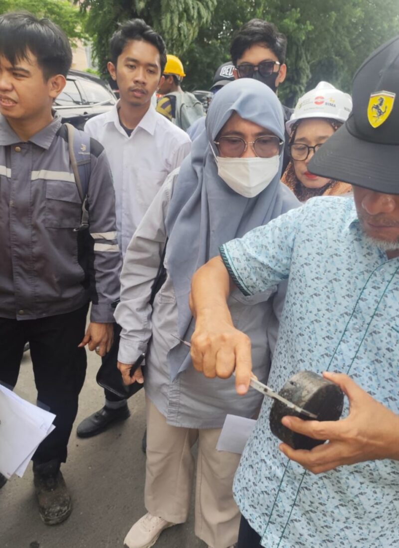 Saat kunjungan  uji petik kelayakan ruas Jalan Hertasning Makassar ketua dan anggota Komisi  DPRD bersama tim teknis Pemerintah Provinsi Sulawesi Selatan, Kamis (5/3/2026).