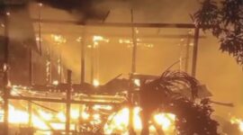 kebakaran dua unit rumah milik warga di Dusun III Manciri, Desa Manciri, Kecamatan Ajangale, Kabupaten Bone, Sulawesi Selatan, Minggu (7/3/2026) malam.