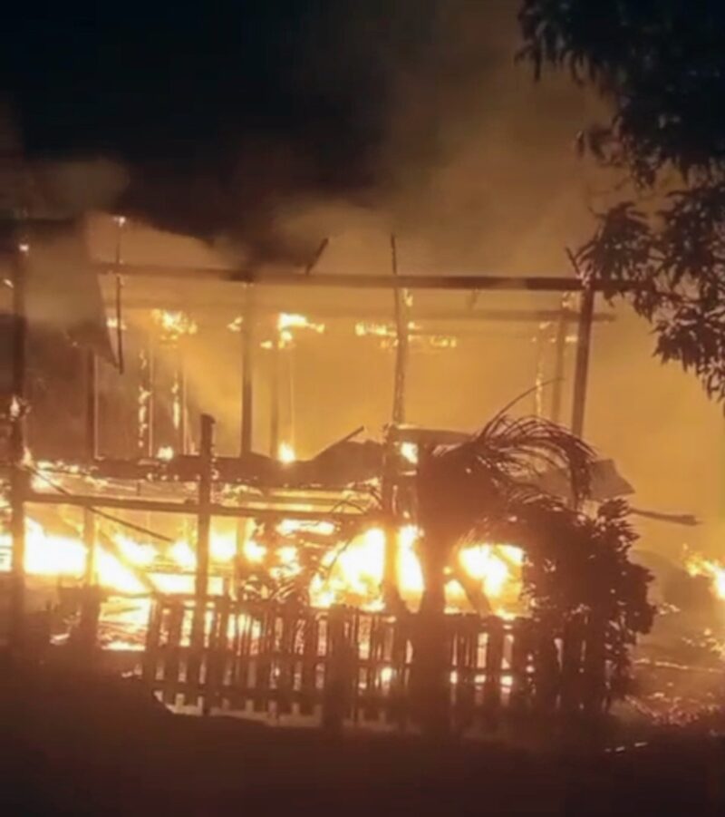 kebakaran dua unit rumah warga di Dusun III Manciri, Desa Manciri, Kecamatan Ajangale, Kabupaten Bone, Sulawesi Selatan, Minggu (7/3/2026) malam.
