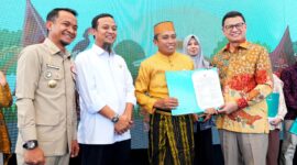 Gubernur Sulawesi Selatan, Andi Sudirman Sulaiman, menghadiri pengukuhan Unit Pelaksana Teknis (UPT) Loka Pengawas Obat dan Makanan (POM) di Kabupaten Bone, Jumat (7/3/2026).