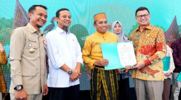 Gubernur Sulawesi Selatan, Andi Sudirman Sulaiman, menghadiri pengukuhan Unit Pelaksana Teknis (UPT) Loka Pengawas Obat dan Makanan (POM) di Kabupaten Bone, Jumat (7/3/2026).