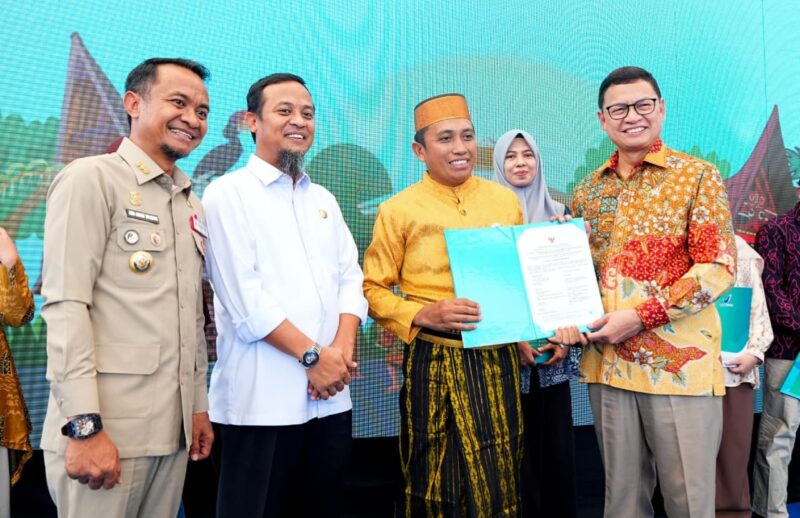 Gubernur Sulawesi Selatan, Andi Sudirman Sulaiman, menghadiri pengukuhan Unit Pelaksana Teknis (UPT) Loka Pengawas Obat dan Makanan (POM) di Kabupaten Bone, Jumat (7/3/2026).