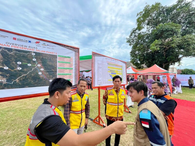 DPRD dan Tim Teknis Uji Aspal Jalan Hertasning, Hasilnya Penuhi Ketentuan. (foto:ist)