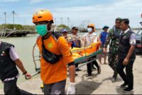 Tim gabungan melakukan proses evakuasi jenazah bocah yang dilaporkan hilang terbawa arus saluran irigasi. (ist)