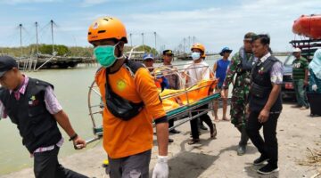 Tim gabungan melakukan proses evakuasi jenazah bocah yang dilaporkan hilang terbawa arus saluran irigasi. (ist)