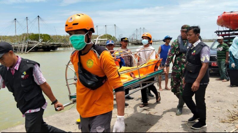 Tim gabungan melakukan proses evakuasi jenazah bocah yang dilaporkan hilang terbawa arus saluran irigasi. (ist)