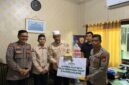 Kabag SDM Polres Bone Kompol Arsyad menyerahkan zakat fitrah ribuan personel Polres Bone kepada Ketua BAZNAS Kabupaten Bone Zainal Abidin, Selasa (17/3). (ist)