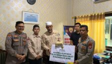Kabag SDM Polres Bone Kompol Arsyad menyerahkan zakat fitrah ribuan personel Polres Bone kepada Ketua BAZNAS Kabupaten Bone Zainal Abidin, Selasa (17/3). (ist)