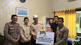 Kabag SDM Polres Bone Kompol Arsyad menyerahkan zakat fitrah ribuan personel Polres Bone kepada Ketua BAZNAS Kabupaten Bone Zainal Abidin, Selasa (17/3). (ist)
