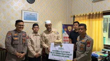 Kabag SDM Polres Bone Kompol Arsyad menyerahkan zakat fitrah ribuan personel Polres Bone kepada Ketua BAZNAS Kabupaten Bone Zainal Abidin, Selasa (17/3). (ist)